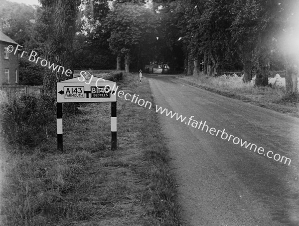 SIGN POST TO YARMOUTH & BECCLES